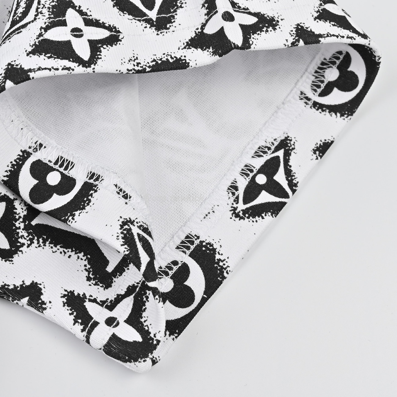 Louis Vuitton Full Print Presbyopia Logo Round Neck Short Sleeved T Shirt (7) - www.newkick.vip